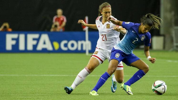 v.li.: Alexia Putellas (ESP), Fabiana (Brasilien), vor der FIFA.com Werbebande, Zweikampf, Duell, duel, tackle, Dynamik, Action, Aktion, Fussball, FIFA Frauen-WM 2015, Brasilien - Spanien, xozx
