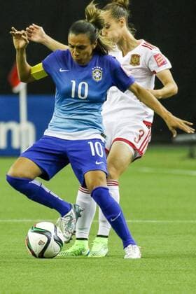 v.li.: Marta Vieira da Silva (Brasilien), Leire Landa (ESP), Zweikampf, Duell, duel, tackle, Dynamik, Action, Aktion, Fussball, FIFA Frauen-WM 2015, Brasilien - Spanien, xozx