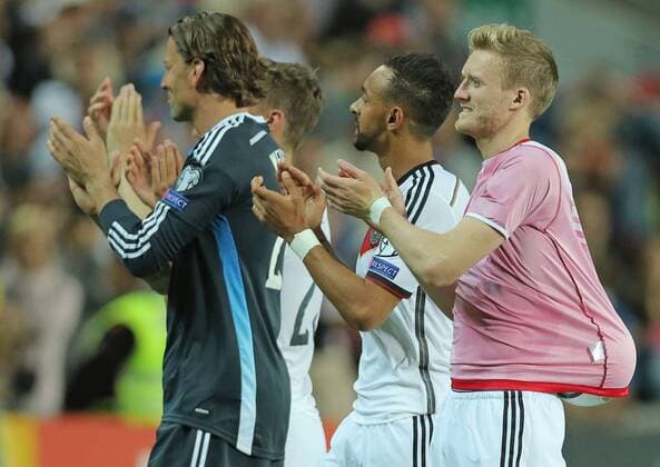 Andre SCHÜRRLE, SCHUERRLE, Nr.9 DFB klaut Ball, Jubel bei Fans mit Roman WEIDENFELLER, TW DFB 22 Karim BELLARABI, 11 DFB GIBRALTAR - DEUTSCHLAND ( - ) EM Qualifikation Deutsche Fussball Nationalmannschaft, DFB am 13.06.2015 in Faro, Portugal.