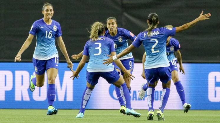 v.li.: Rafaelle (Brasilien), Monica (Brasilien), Torschützin Andressa Alves (Brasilien), Fabiana (Brasilien), Marta Vieira da Silva (Brasilien) bejubeln das 1:0, Jubel, Torjubel, Torerfolg, celebrate the goal, goal, celebration, Jubel ueber das Tor, optimistisch, Action, Aktion, Fussball, FIFA Frauen-WM 2015, Brasilien - Spanien, xozx