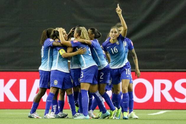 Spielerinnen aus Brasilien (Brazil, Brasil) bejubeln das Tor zum 1:0, Jubel, Torjubel, Torerfolg, celebrate the goal, goal, celebration, Jubel ueber das Tor, optimistisch, Action, Aktion, Fussball, FIFA Frauen-WM 2015, Brasilien - Spanien, xozx