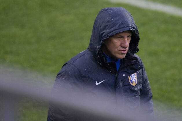 Aktuell Fußball, Copa America in Chile, Training Brasilien Treino da Sele??o Brasileira TEMUCO, AR - 06 13 2015: TRAINING OF BRAZILIAN SELECTION - Dunga, coach of the Brazilian team during training held at Stadium German Becker in the city of Temuco. (Photo: Marcelo Machado de Melo FotoArena)  MarceloxMachadoxdexMelo