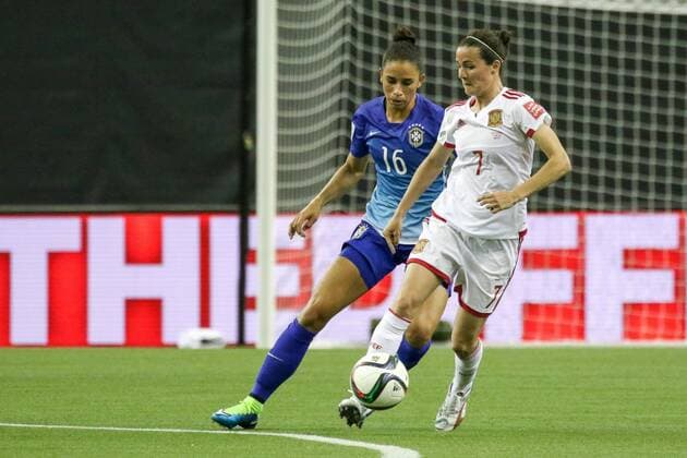 v.li.: Rafaelle (Brasilien), Natalia Pablos (ESP), Zweikampf, Duell, duel, tackle, Dynamik, Action, Aktion, Fussball, FIFA Frauen-WM 2015, Brasilien - Spanien, xozx