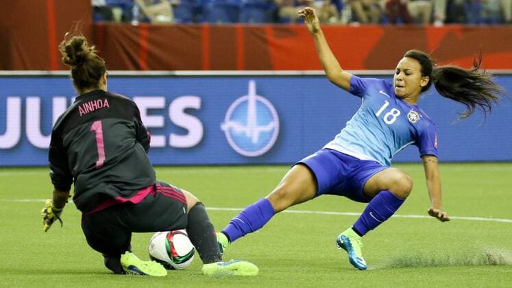 v.li.: Ainhoa Tirapu (Torwart, ESP) kommt vor Raquel Fernandes (Brasilien) an den Ball, Zweikampf, Duell, duel, tackle, Dynamik, Action, Aktion, Fussball, FIFA Frauen-WM 2015, Brasilien - Spanien, xozx