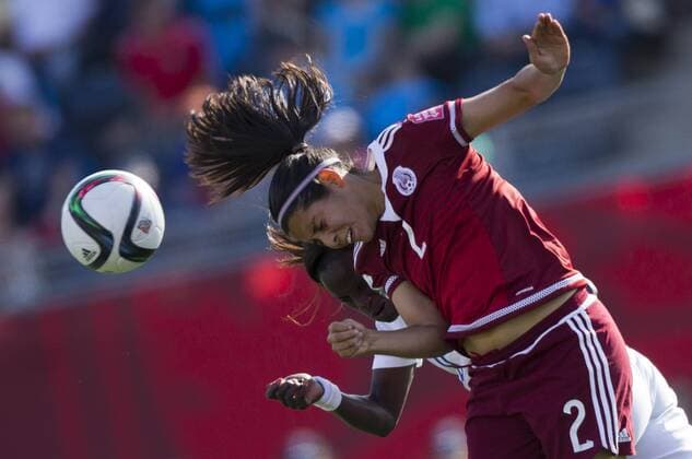 (150614) -- MONCTON, June 14, 2015 -- Eniola Aluko(Back) of England vies with Kenti Robles of Mexico during their group F match at the 2015 FIFA Women s World Cup in Moncton, Canada, June 13, 2015. England won 2-1. ) (SP)CANADA-MONCTON-FIFA WOMEN S WORLD CUP-GROUP F-ENGLAND VS MEXICO ZouxZheng 