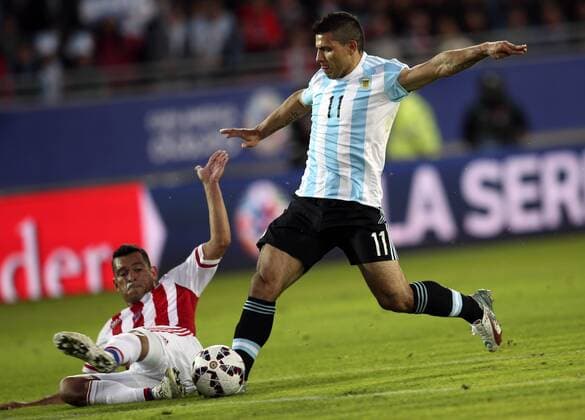 (150614) -- LA SERENA, June 14, 2015 -- Argentina s Sergio Aguero (R) vies with a player of Paraguay during their Group B match at Copa America 2015, in La Serena, Chile, on June 13, 2015. The match ended with a 2-2 draw. Juan Roleri ) (SP)CHILE-LA SERENA-COPA AMERICA-ARGENTINA VS PARAGUAY TELAM 