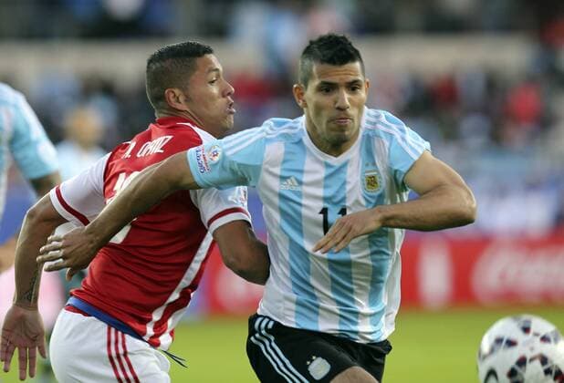 (150614) -- LA SERENA, June 14, 2015 -- Sergio Aguero (R) of Argentina vies with Ricard Ortiz of Paraguay during their Group B match at Copa America 2015, in La Serena, Chile, on June 13, 2015. The match ended with a 2-2 draw. Juan Roleri ) (SP)CHILE-LA SERENA-COPA AMERICA-ARGENTINA VS PARAGUAY TELAM 