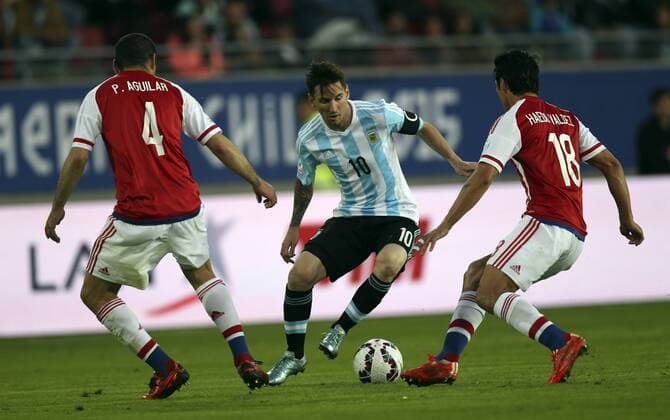 (150614) -- LA SERENA, June 14, 2015 -- Argentina s Lionel Messi (C) controls the ball during their Group B match between Argentina and Paraguay at Copa America 2015, in La Serena, Chile, on June 13, 2015. The match ended with a 2-2 draw. Juan Roleri ) (SP)CHILE-LA SERENA-COPA AMERICA-ARGENTINA VS PARAGUAY TELAM 