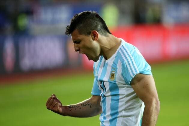 (150614) -- LA SERENA, June 14, 2015 -- Argentina s Sergio Aguero celebrates after scoring during their Group B match against Paraguay at Copa America 2015, in La Serena, Chile, on June 13, 2015. The match ended with a 2-2 draw. ) (SP)CHILE-LA SERENA-COPA AMERICA-ARGENTINA VS PARAGUAY AGENCIAxUNO 