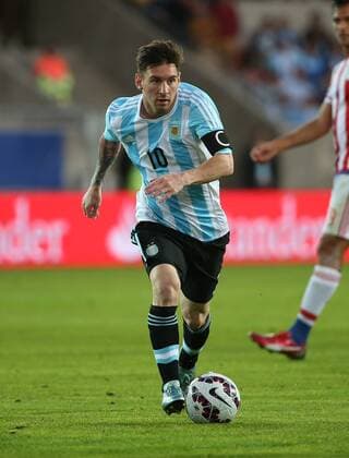 (150614) -- LA SERENA, June 14, 2015 -- Argentina s Lionel Messi drives the ball during their Group B match agaisnt Paraguay at Copa America 2015, in La Serena, Chile, on June 13, 2015. The match ended with a 2-2 draw. ) (SP)CHILE-LA SERENA-COPA AMERICA-ARGENTINA VS PARAGUAY XuxZijian 