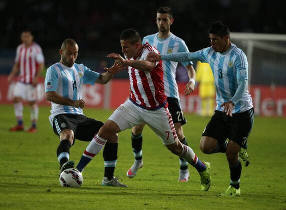(150614) -- LA SERENA, June 14, 2015 -- Paraguay s Raul Bobadilla (C) breaks through during their Group B match against Argentina at Copa America 2015, in La Serena, Chile, on June 13, 2015. The match ended with a 2-2 draw. ) (SP)CHILE-LA SERENA-COPA AMERICA-ARGENTINA VS PARAGUAY XuxZijian 