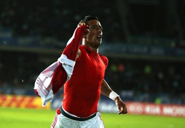 (150614) -- LA SERENA, June 14, 2015 -- Paraguay s Lucas Barrios celebrates scoring against Argentina during their Group B match at Copa America 2015, in La Serena, Chile, on June 13, 2015. The match ended with a 2-2 draw. ) (SP)CHILE-LA SERENA-COPA AMERICA-ARGENTINA VS PARAGUAY XuxZijian 