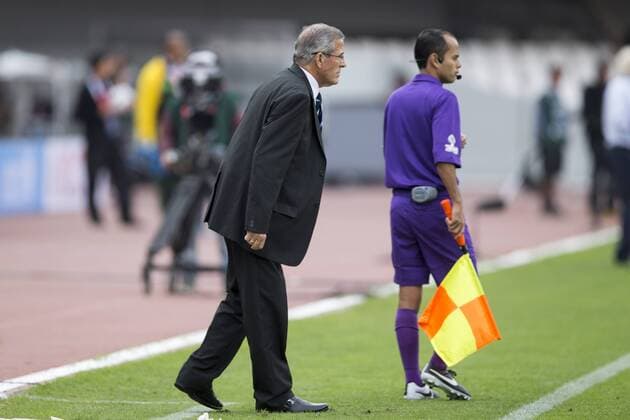 (150614) -- ANTOFAGASTA, June 14, 2015 -- Oscar Tabarez (L), head coach of Uruguay, reacts during a Group B match between Uruguay and Jamaica at Copa America 2015, in Antofagasta, Chile, on June 13, 2015. Uruguay won 1-0. ) (SP)CHILE-ANTOFAGASTA-COPA AMERICA-GROUP B-URUGUAY VS JAMAICA LuisxEcheverria 