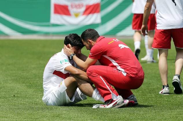 VfB Stuttgart Deutschland, Stuttgart, 14.06.2015, Fussball, B-Junioren, Bundesliga, Saison 2014 2015, Finale, U17 U 17 VfB Stuttgart - U17 Borussia Dortmund: v.l. Berkay Özcan (VfB Stuttgart), Domenico Tedesco (Trainer VfB Stuttgart).