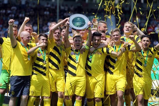 VfB Stuttgart Deutschland, Stuttgart, 14.06.2015, Fussball, B-Junioren, Bundesliga, Saison 2014 2015, Finale, U17 U 17 VfB Stuttgart - U17 Borussia Dortmund: Borussia Dortmund Spieler um Kapitän Felix Passlack mit der Meisterschale.
