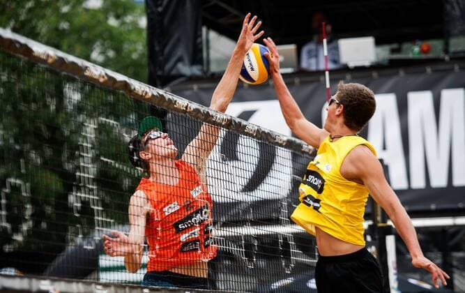 SMART BEACH TOUR 2015 JENA 13 06 2015 - Jena: Die smart beach tour 2015 am 13. Juni 2015 auf dem Markt in Jena. Im Foto: Das Match Holler, Schneider gegen Gusmann, Nlbbrig.