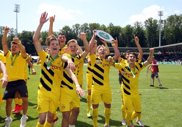 VfB Stuttgart Deutschland, Stuttgart, 14.06.2015, Fussball, B-Junioren, Bundesliga, Saison 2014 2015, Finale, U17 U 17 VfB Stuttgart - U17 Borussia Dortmund: mi. Felix Passlack (Borussia Dortmund) mit der Meisterschale.