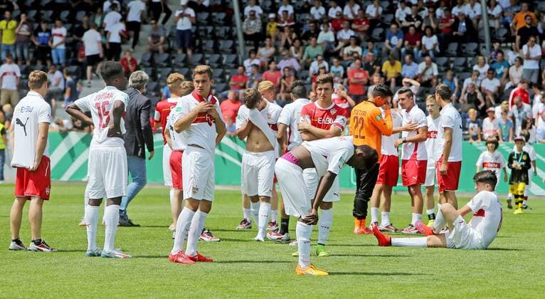 VfB Stuttgart Deutschland, Stuttgart, 14.06.2015, Fussball, B-Junioren, Bundesliga, Saison 2014 2015, Finale, U17 U 17 VfB Stuttgart - U17 Borussia Dortmund: VfB Stuttgart Spieler enttäuscht.