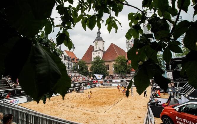 SMART BEACH TOUR 2015 JENA 13 06 2015 - Jena: Die smart beach tour 2015 am 13. Juni 2015 auf dem Markt in Jena. Im Foto: Das Match Schillerwein, Tillmann gegen Basan, Dombese.