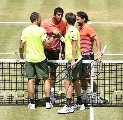 Rohan Bopanna (IND) hinten (links) und Florin Mergea (ROU) hinten (rechts) gewinnen das erste Doppelfinale von Stuttgart auf Rasen, Jubel jubelt Freude Emotion Schlussjubel gratulieren den unterlegenen Alexander Peya (AUT) unten (rechts) und Bruno Soares (BRA)(links) unten Finale Doppel 14.06.2015 Tennis Mercedes-Cup Stuttgart Weißenhof TC Weissenhof Mercedescup Mercedes Cup 06.06..-14.06.2015 Mercedes-Cup Stuttgart Weißenhof 2015