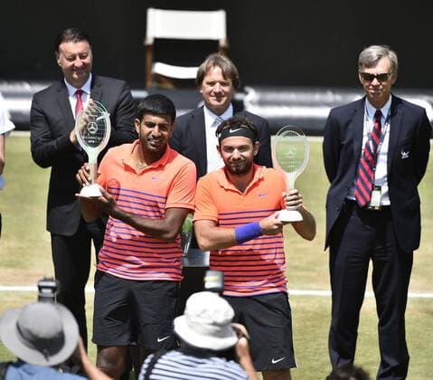 Rohan Bopanna (IND) (links) und Florin Mergea (ROU) (rechts) gewinnen das erste Doppelfinale von Stuttgart auf Rasen, Jubel jubelt Freude Emotion Schlussjubel mit Pokal Pokalen, hinten v.li.: Edwin WEINDORFER, Turnierdirektor und Veranstalter MercedesCup, Peer ZEBERGS, Projektleiter MercedesCup, Mark Darby Supervisor ATP Tennis Herren Finale Doppel 14.06.2015 Tennis Mercedes-Cup Stuttgart Weißenhof TC Weissenhof Mercedescup Mercedes Cup 06.06..-14.06.2015 Mercedes-Cup Stuttgart Weißenhof 2015