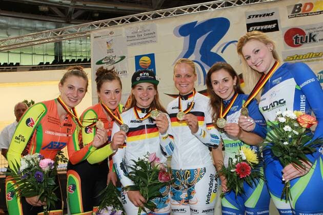 129. Deutsche Meisterschaften Bahnradsport 2015 vom 10.-14.06.2015 im Velodrom Berlin, letzter Wettkampftag am 14.06.2015, xmdx, Siegerehrung Teamsprint Frauen, von links 2. LV Rheinland-Pfalz mit Miriam Welte (1. FC Kaiserslautern) und Lisa Klein (Bigla Cycling Team) , Deutscher Meister vom LV Thueringen Kristina Vogel (Team Erdgas.2012) mit Gudrun Stock (RSC Turbine Erfurt) , 3. LV Stuttgart mit Sabina Ossyra (Rottaler RSV) und Alina Lange (Verein Coelner Strassenfahrer) 129. Deutsche Meisterschaften Bahnradsport 2015