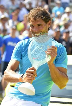 Rafael Nadal (ESP) gewinnt das erste Rasenturnier in Stuttgart. Jubel Emotion, Freude, mit Pokal beisst in Pokal Finale 14.06.2015 Tennis Mercedes-Cup Stuttgart Weißenhof TC Weissenhof Mercedescup Mercedes Cup 06.06..-14.06.2015 Mercedes-Cup Stuttgart Weißenhof 2015