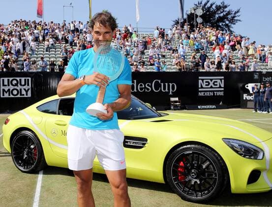 Stuttgart , Tennis Weissenhof Mercedes Cup 2015 Finale, Sieger Rafael Nadal (ESP) beißt in seinen Pokal, im Hintergrund das Siegerauto von Mercedes
