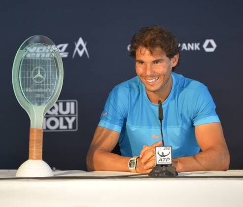 Pressekonferenz mit dem Sieger von Stuttgart Rafael Nadal (ESP) Portrait Porträt mit Pokal Trophäe freundlich lächeln lächelt lächelnd gute Laune 14.06.2015 Tennis Mercedes-Cup Stuttgart Weißenhof TC Weissenhof Mercedescup Mercedes Cup 06.06..-14.06.2015 Mercedes-Cup Stuttgart Weißenhof 2015