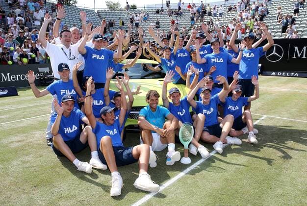 Stuttgart , Tennis Weissenhof Mercedes Cup 2015 Finale, vorn Mitte Sieger Rafael Nadal (ESP) posiert mit den Balljungen und Ballmädchen