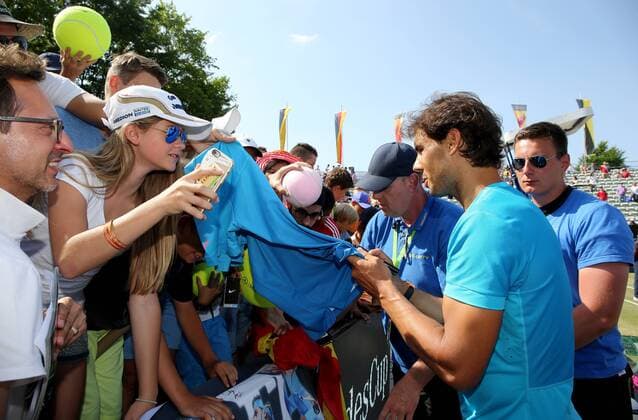 Stuttgart , Tennis Weissenhof Mercedes Cup 2015 Finale, Rafael Nadal (ESP) schreibt Autogramme
