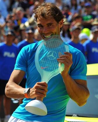 Rafael NADAL (ESP) mit dem Bisstest beim Siegerpokal. Deutschland, Stuttgart: Tennis, MercedesCup 2015: Finale am 14.06.2015, Center Court, TC Weissenhof.