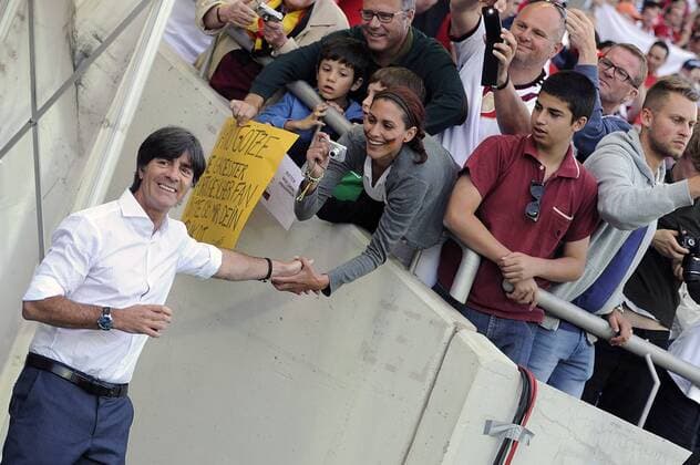 Bundestrainer Joachim Jogi LOEW,LÖW (GER),lacht,lachen,lachend,optimistisch,gutgelaunt, wird von einem weiblichen Fan per Handschlag begruesst. Fussball Nationalmannschaft, EM-Qualifikation, Gibraltar-Deutschland 0-7. am 13.06.2015 in FARO PORTUGAL.