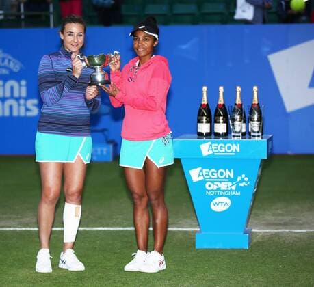 14.06.2015. Nottingham, England. Aegon Open Tennis. Abigail Spears and Raquel Kops-Jones of USA with the Doubles Trophy xDavidxKissmanx  ActionPlus11631601
