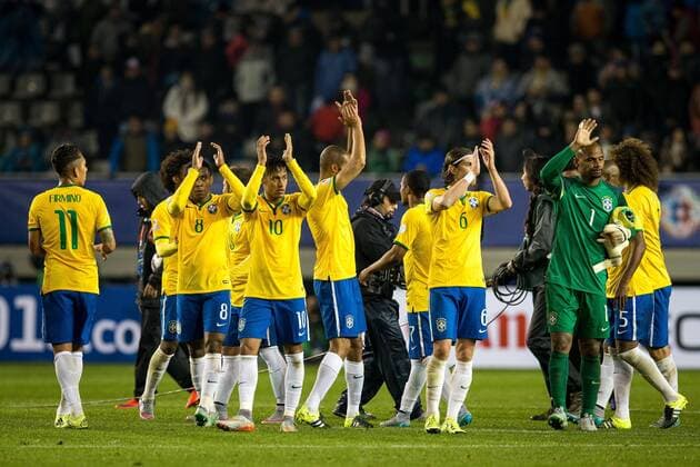 Brazil vs. Peru TEMUCO, AR - 06 14 2015: BRAZIL PERU X - Player selection applaud the fans after the match between Brazil 2-1 Peru, valid for the first round of the first phase of Group C of the Copa America 2015 held at the Estadio Municipal Germ?n Becker. (Photo: Marcelo Machado de Melo FotoArena)  MarceloxMachadoxdexMelo