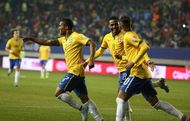 (150615) -- TEMUCO, June 14, 2015 -- Brazil s Douglas Costa (L) celebrates after scoring against Peru during the Group C match at Copa America 2015 in Temuco, Chile, June 14, 2015. Brazil won 2-1. ) (SP)CHILE-TEMUCO-COPA AMERICA 2015-GROUP C-BRAZIL VS PERU XuxZijian 