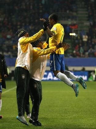 (150615) -- TEMUCO, June 14, 2015 -- Brazil s Douglas Costa (R) celebrates with his teammates after scoring against Peru during their Group C match at Copa America 2015 in Temuco, Chile, June 14, 2015. Brazil won 2-1. ) (SP)CHILE-TEMUCO-COPA AMERICA 2015-GROUP C-BRAZIL VS PERU XuxZijian 