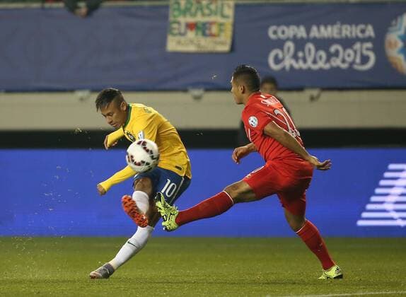 (150615) -- TEMUCO, June 14, 2015 -- Brazil s Neymar (L) shoots during a Group C match between Brazil and Peru at Copa America 2015 in Temuco, Chile, June 14, 2015. Brazil won 2-1. ) (SP)CHILE-TEMUCO-COPA AMERICA 2015-GROUP C-BRAZIL VS PERU XuxZijian 
