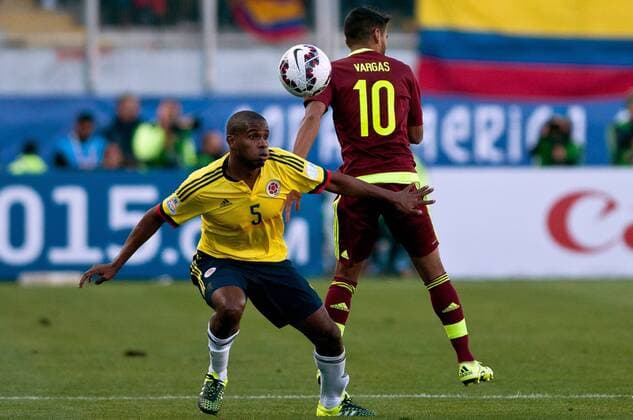 (150615) -- RANCAGUA, June 14, 2015 -- Colombia s Edwin Valencia (L) vies with Venezuela s Ronald Vargas during a Group C match between Colombia and Venezuela at Copa America 2015 in Rancagua, Chile, June 14, 2015. Colombia lost the match 0-1. ) (SP)CHILE-RANCAGUA-COPA AMERICA 2015-GROUP C-COLOMBIA VS VENEZUELA JorgexVillegas 
