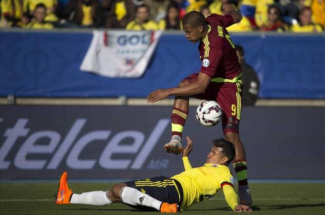 (150615) -- RANCAGUA, June 14, 2015 -- Colombia s (Bottom) vies with Venezuela s during their Group C match at Copa America 2015 in Rancagua, Chile, June 14, 2015. Colombia lost the match 0-1. ) (SP)CHILE-RANCAGUA-COPA AMERICA 2015-GROUP C-COLOMBIA VS VENEZUELA JeisonxMurillo 