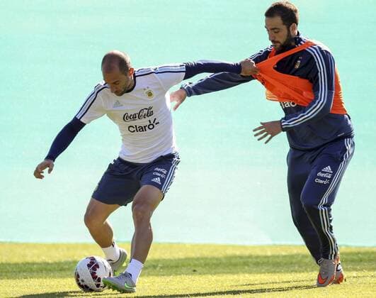 (150615) -- LA SERENA, June 14, 2015 -- Argentina s Pablo Zabaleta (L) vies with Gonzalo Higuain during a training session in La Serena, Chile, on June 14, 2015. Argentina will play Uruguay during a Group B match at Copa America Chile 2015 on Tuesday. Juan Roleri ) (SP)CHILE-LA SERENA-COPA AMERICA-ARGENTINA-TRAINING TELAM 