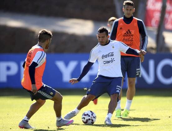 (150615) -- LA SERENA, June 14, 2015 -- Argentina s Carlos Tevez (C) attends a training session in La Serena, Chile, on June 14, 2015. Argentina will play Uruguay during a Group B match at Copa America Chile 2015 on Tuesday. Juan Roleri ) (SP)CHILE-LA SERENA-COPA AMERICA-ARGENTINA-TRAINING TELAM 