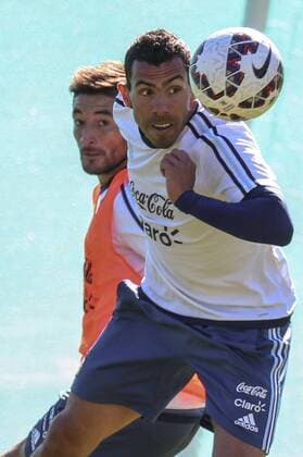 (150615) -- LA SERENA, June 14, 2015 -- Argentina s Carlos Tevez (Front) attends a training session in La Serena, Chile, on June 14, 2015. Argentina will play Uruguay during a Group B match at Copa America Chile 2015 on Tuesday. Juan Roleri ) (SP)CHILE-LA SERENA-COPA AMERICA-ARGENTINA-TRAINING TELAM 
