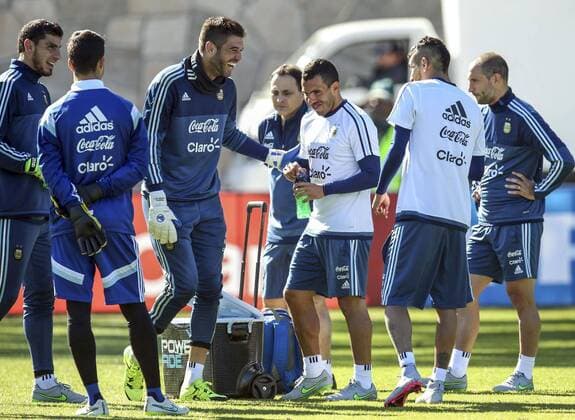 (150615) -- LA SERENA, June 14, 2015 -- Players of Argentina attend a training session in La Serena, Chile, on June 14, 2015. Argentina will play Uruguay during a Group B match at Copa America Chile 2015 on Tuesday. Juan Roleri ) (SP)CHILE-LA SERENA-COPA AMERICA-ARGENTINA-TRAINING TELAM 