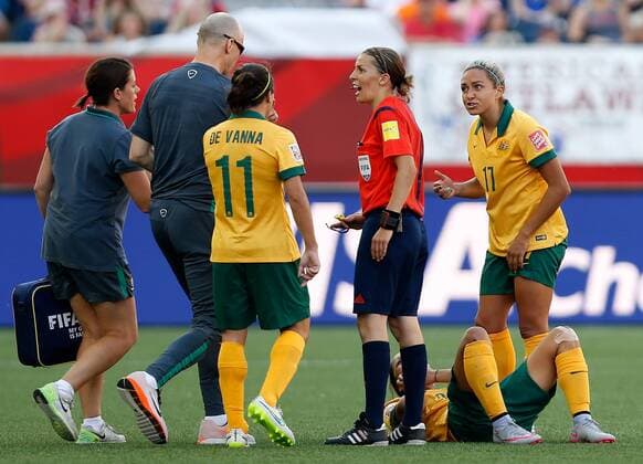 (150615) -- WINNIPEG, June 15, 2015 -- Photo taken on June 12, 2015 shows Kyah Simon (1st R) of Australia arguing with French referee Stephanie Frappart after her teammate Samantha Kerr (2nd R) gets injured after being elbowed in the face by Nigeria s Ugo Njoku during the Group D match between Australia and Nigeria in Winnipeg, Canada. (SP)CANADA-WINNIPEG-FIFA WOMEN S WORLD CUP-NIGERIA-UGO NJOKU-BAN WangxLili 