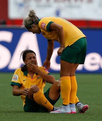 (150615) -- WINNIPEG, June 15, 2015 -- Photo taken on June 12, 2015 shows Samantha Kerr (L) of Australia sitting on the pitch after being elbowed in the face by Nigeria s UgoxNjoku during the Group D match between Australia and Nigeria in Winnipeg, Canada. (SP)CANADA-WINNIPEG-FIFA WOMEN S WORLD CUP-NIGERIA-UGO NJOKU-BAN WangxLili 