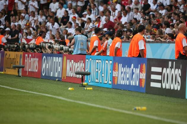 Fußball, WM 2006, München, Achtelfinale, Deutschland DFB - Schweden Fanbeobachter hinter der Bande