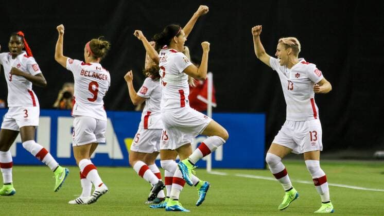 kanadische Spielerinnen jubeln über das Tor zum 0:1, Jubel, Torjubel, Torerfolg, celebrate the goal, goal, celebration, Jubel ueber das Tor, optimistisch, Action, Aktion, Fussball, FIFA Frauen-WM 2015, Niederlande - Kanada, xozx