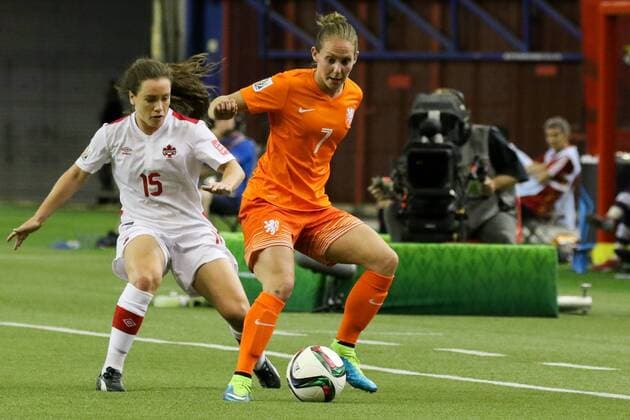 v.li.: Allysha Chapman (CAN), Manon Melis (NED), Zweikampf, Duell, duel, tackle, Dynamik, Action, Aktion, Fussball, FIFA Frauen-WM 2015, Niederlande - Kanada, xozx