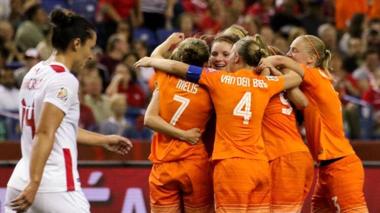 Spielerinnen der Niederlande bejubeln das späte Ausgleichstor zum 1:1, Jubel, Torjubel, Torerfolg, celebrate the goal, goal, celebration, Jubel ueber das Tor, optimistisch, Action, Aktion, Fussball, FIFA Frauen-WM 2015, Niederlande - Kanada, xozx